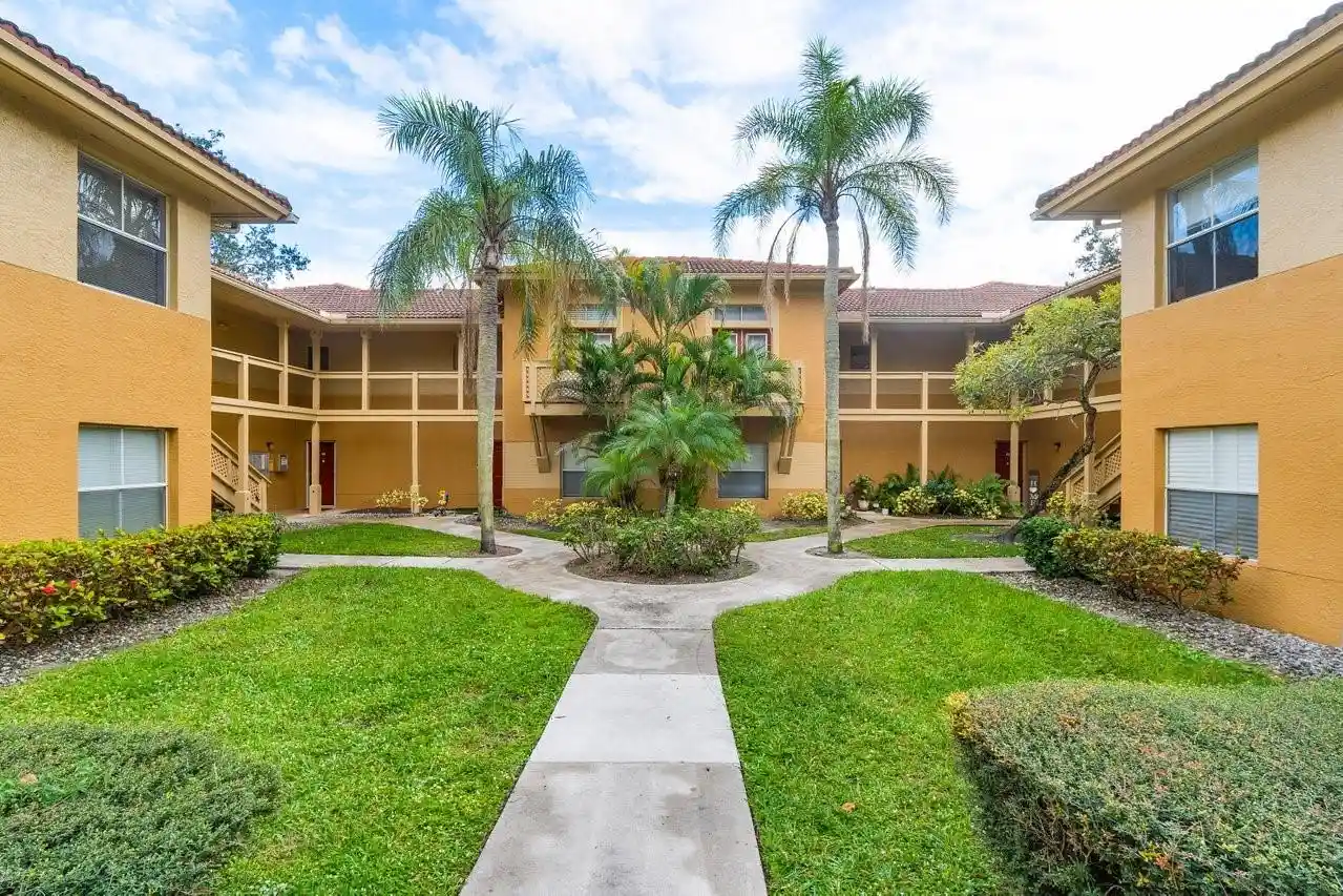 Listing Photo 1 - Condo for sale in 4863 Via Palm Lks located at 4863 Via Palm Lks, West Palm Beach, FL 33417 - Unit #803