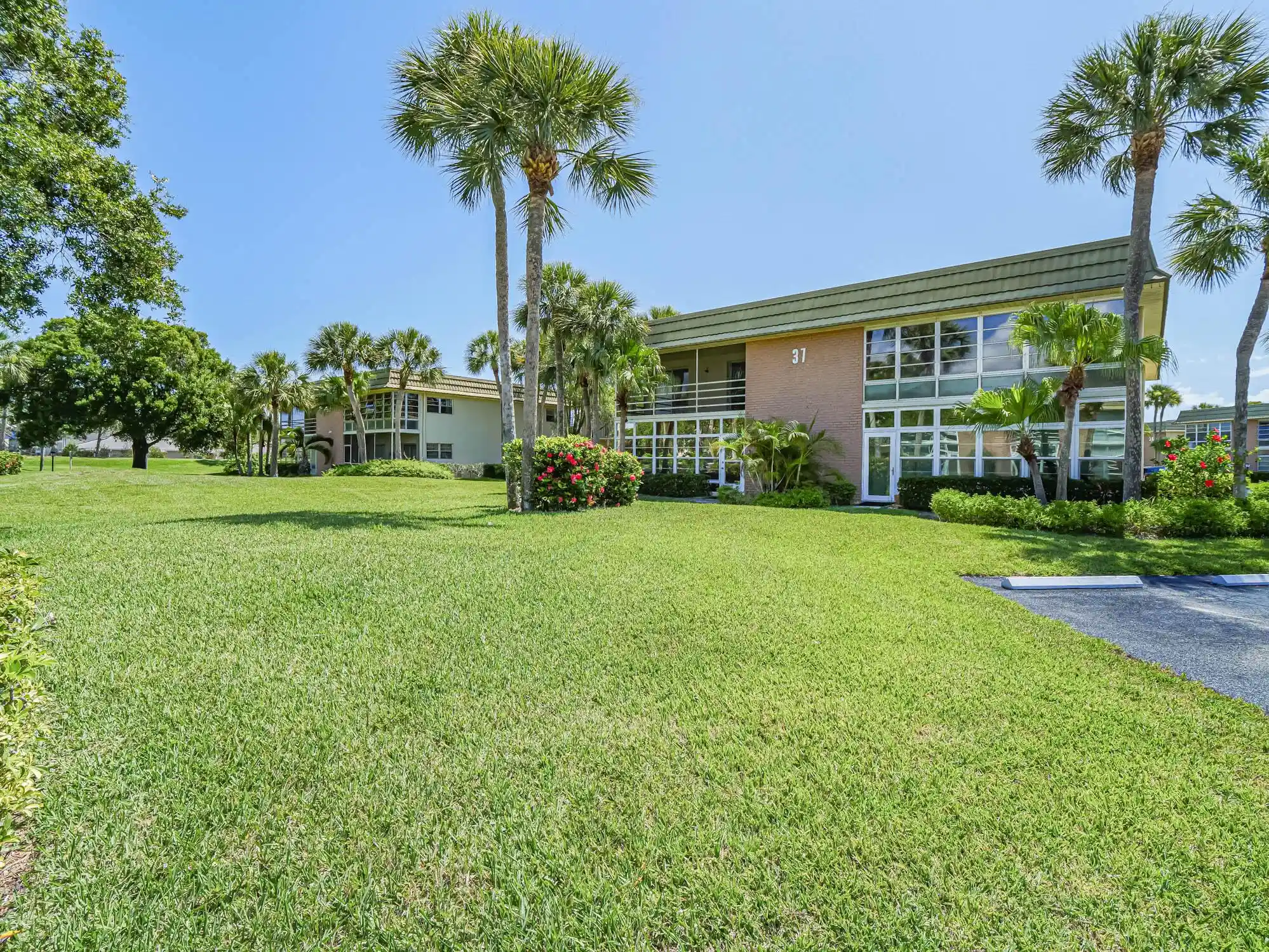 Listing Photo 1 - Condo for sale in 37 Vis Gdns Trl located at 37 Vis Gdns Trl, Vero Beach, FL 32962 - Unit #202